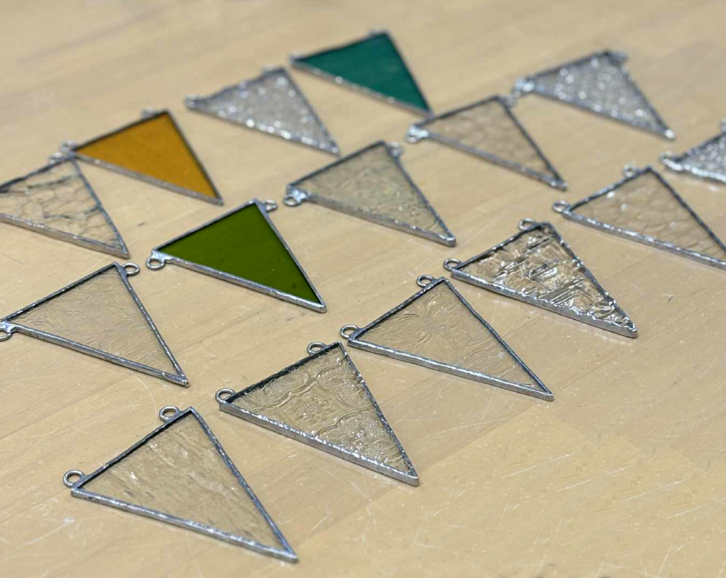 ガーランドのカタチにするのは家での作業になりましたが、同アレンジメントするか楽しみです。